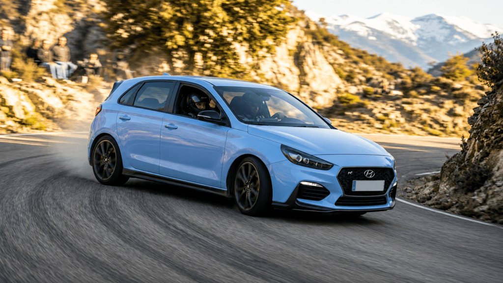Hyundai i30 N azul en carretera, guías de costes, fallos y segunda mano