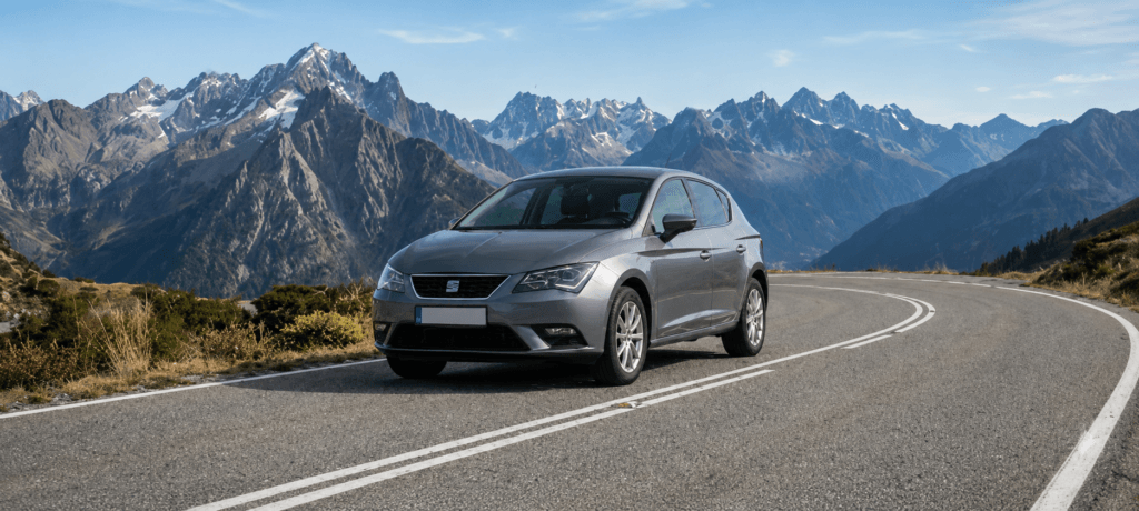 SEAT León gris en carretera de montaña