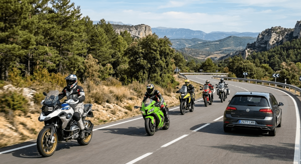 Mossos motos Solsonès con motoristas circulando por carretera de curvas en control de adelantamientos