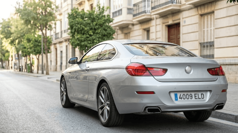 Nuevas matrículas España 2026 en coche moderno recién matriculado