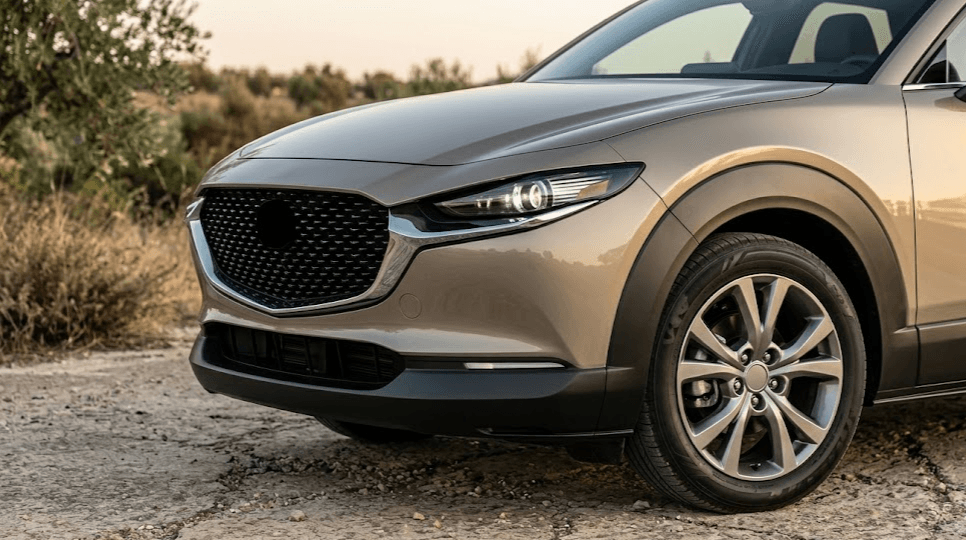 Mazda CX-30 2027 SUV japonés con etiqueta ECO frente al Toyota Yaris Cross