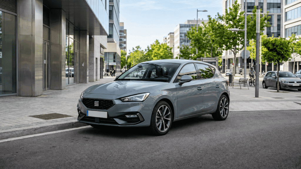 Nuevo Seat León 2026 aparcado en entorno urbano
