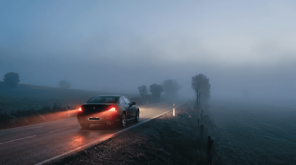 Conducir con niebla en carretera con luces antiniebla