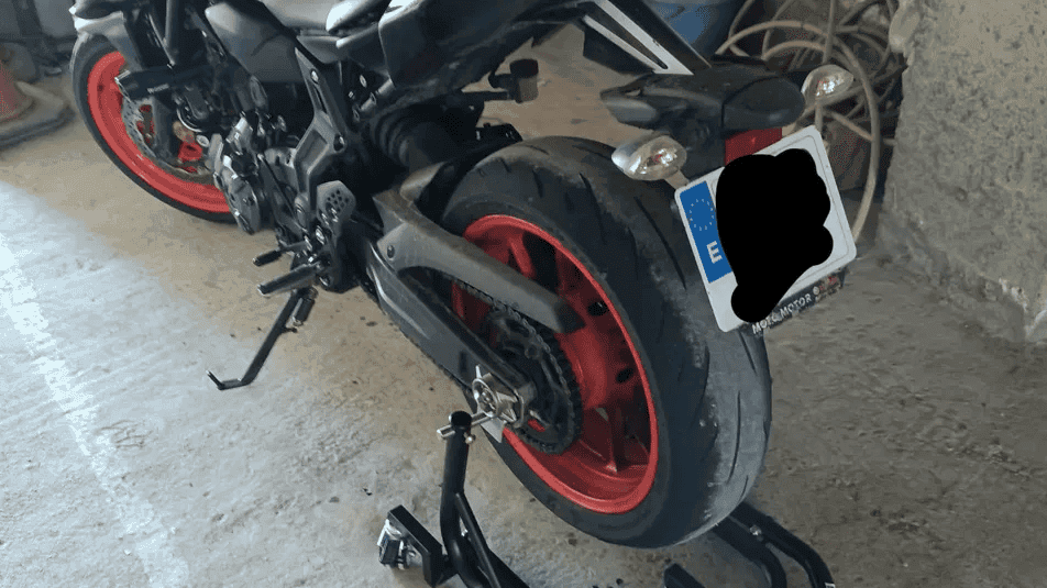 Sobre Pillatop: Yamaha MT-09 sobre caballete de taller en el garaje
