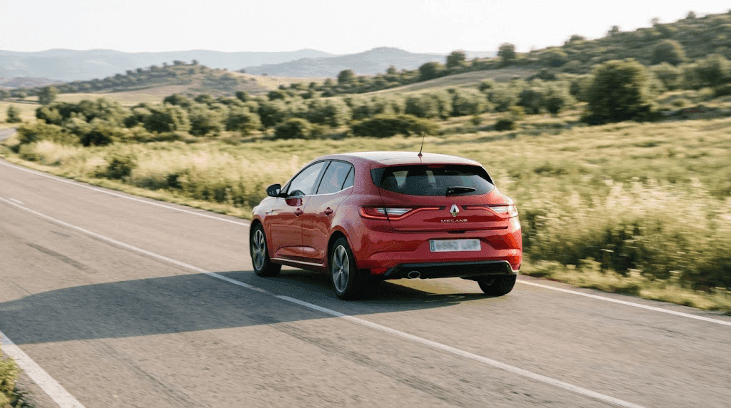 Renault Megane pierde potencia: coche circulando por una carretera con pendiente
